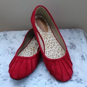 FAUX SUEDE RED FLATS WITH PLEATING DETAIL